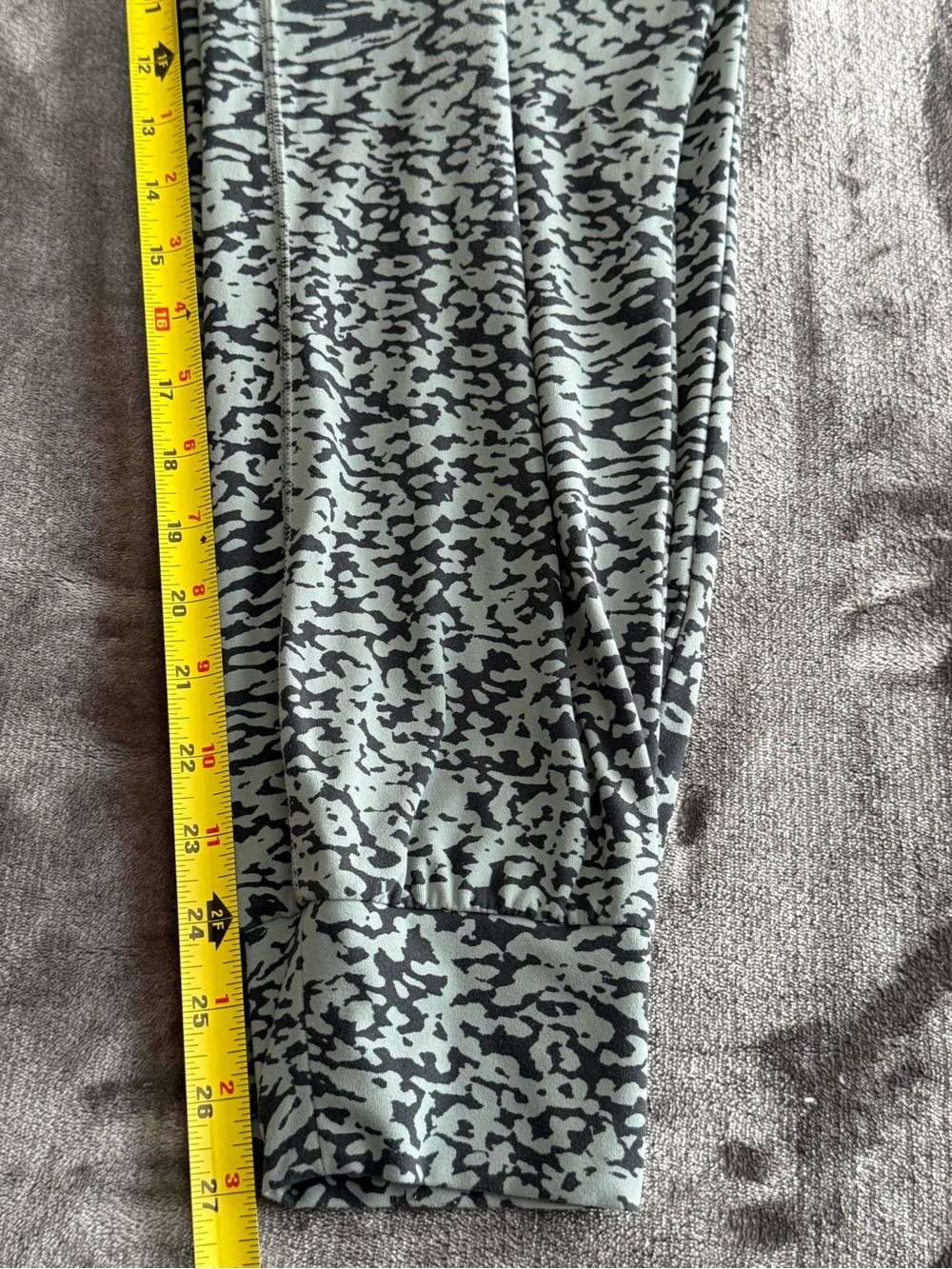 Athleta Salutation Jogger Ocelot Print Size S Soft Teal Grey Yoga Pants Athletic - Picture 6 of 11
